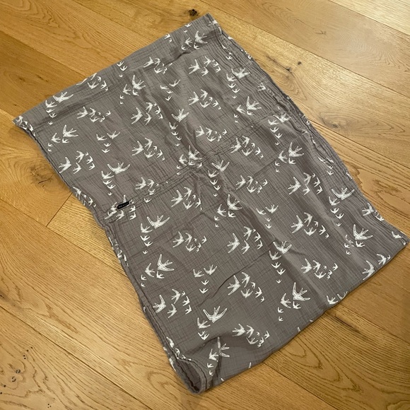 Bebe Au Lait Metro 5-in-1 Multi-Use Muslin Infinity Scarf Nursing - Picture 1 of 6